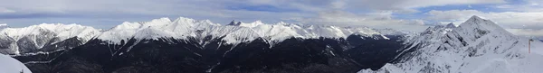 Panorama van het Kaukasus gebergte in Rosa Khutor Alpine Resort — Stockfoto