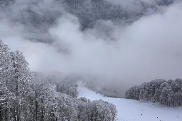 Belles montagnes enneigées du Caucase . — Photo