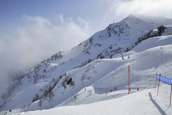 Βουνό skitrack στην πλαγιά στα βουνά του Καυκάσου. — Φωτογραφία Αρχείου