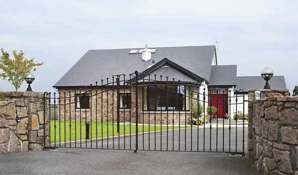 Modern accommodation on the outskirts of town Galway — Stock Photo, Image