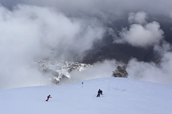 Piste de ski de montagne sur la pente des montagnes du Caucase . — Photo