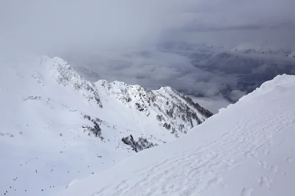 Belles montagnes enneigées du Caucase . — Photo