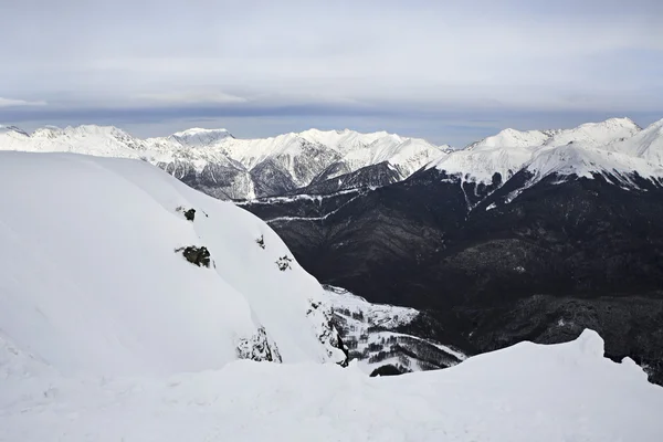 Hermosas montañas nevadas del Cáucaso . —  Fotos de Stock