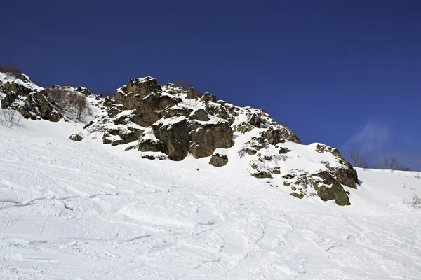 Belas montanhas do Cáucaso cobertas de neve . — Fotografia de Stock