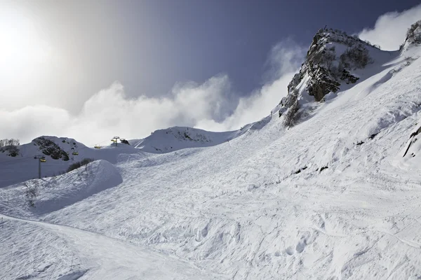 Skitrack di montagna sul pendio delle montagne del Caucaso . — Foto Stock