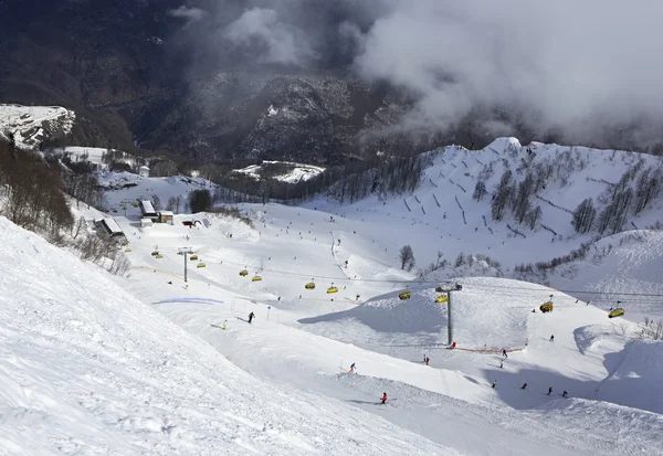 在罗莎 · 德鲁日阿尔卑斯山度假胜地滑雪缆车 — 图库照片