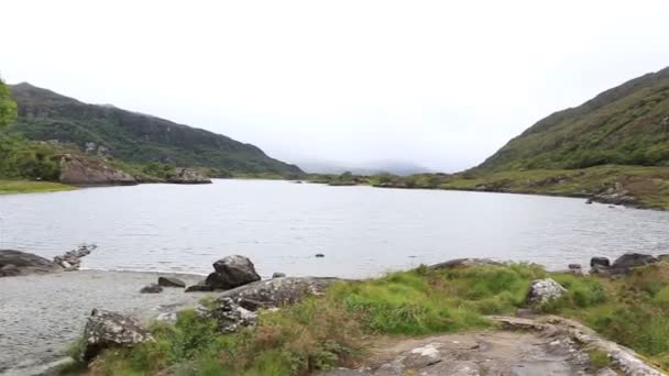 Schöner oberer See im Killarney Nationalpark. — Stockvideo