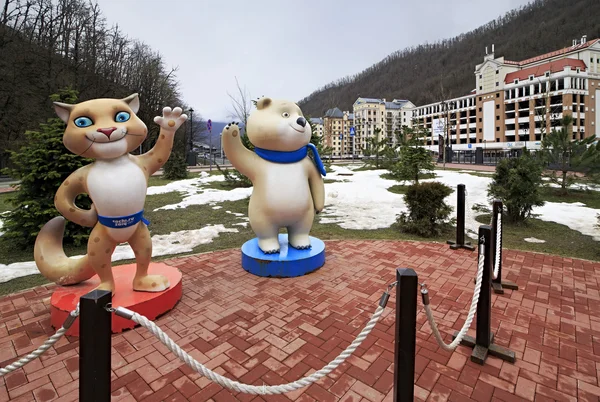 Талисманы зимних Олимпийских игр 2014 года - Леопард и белый медведь — стоковое фото