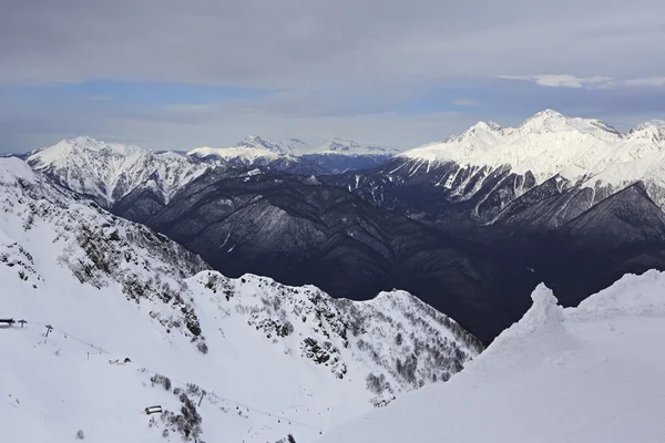 美しい雪をかぶったコーカサス山脈. — ストック写真