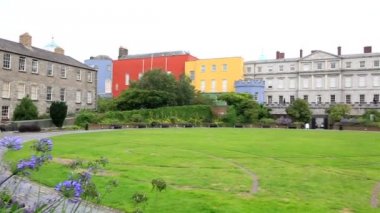 Dublin Castle, duvarların dışında Güney Parkı'ndan görüldü.