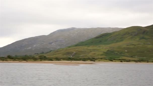 Lake in het nationaal park Connemara. — Stockvideo