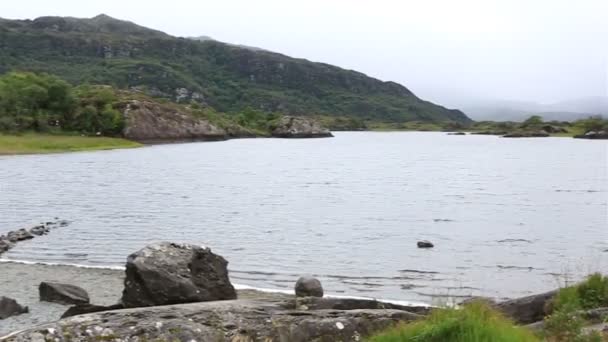 Πανέμορφη λίμνη πάνω στο εθνικό πάρκο Killarney. — Αρχείο Βίντεο