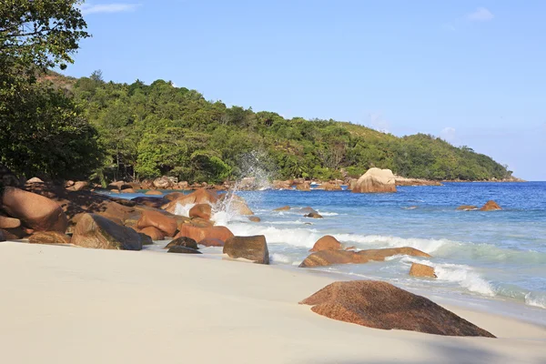 Hermosas rocas de granito en el Océano Índico en la playa de Anse Lazio . — Foto de Stock