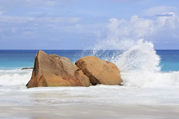 Hermosas rocas de granito grandes en el Océano Índico en la playa de Anse Lazio . — Foto de Stock