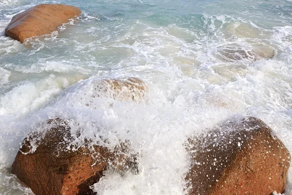 Waves breaking on granite boulders in beach of Anse Lazio. — Stock Photo, Image