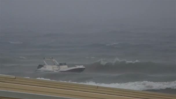 Лодка на поводке в бурном Эгейском море . — стоковое видео