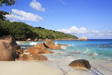 Hint Okyanusu'nda Anse Lazio plaj güzel Granit kayalar.