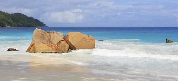 Mooie granieten rotsen in de Indische Oceaan op het strand van Anse Lazio. — Stockfoto