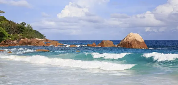 Hermoso Océano Índico en la playa de Anse Lazio . — Foto de Stock