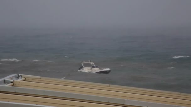 Човен на повідку бурхлива Егейського моря. — стокове відео