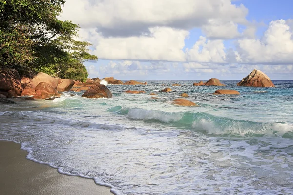 Prachtige Indische Oceaan op het strand van Anse Lazio. — Stockfoto