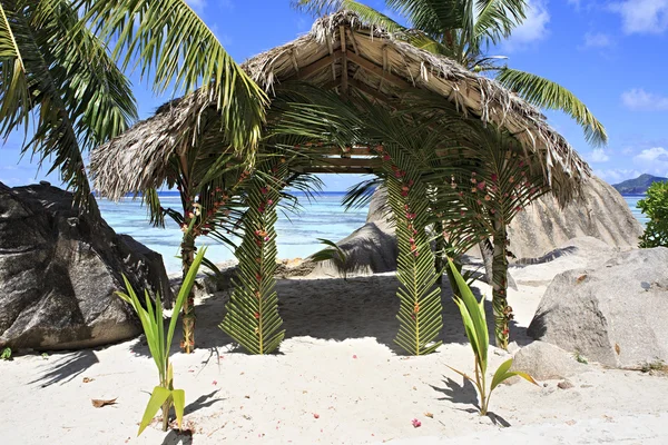 Terraço para casamentos na praia Anse Fonte DArgent . — Fotografia de Stock