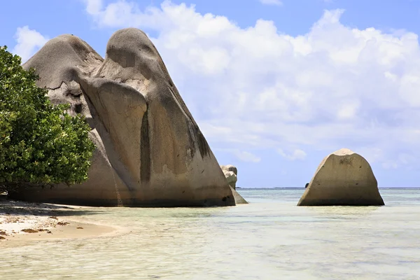 Piękne ogromne granitowe głazy na plaży Anse źródła Dargent — Zdjęcie stockowe