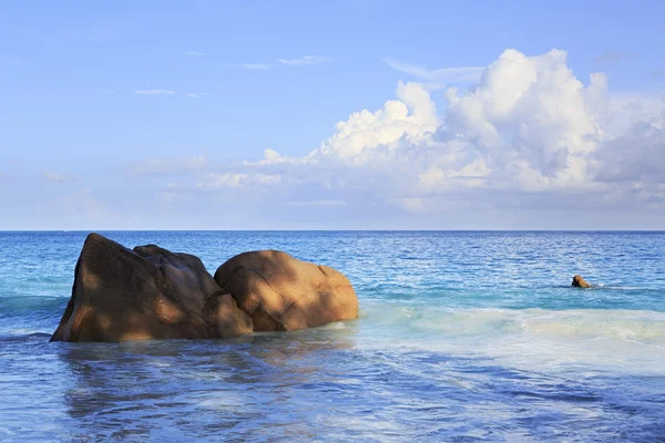 Beaux rochers de granit dans l'océan Indien sur la plage de l'Anse Latium . — Photo