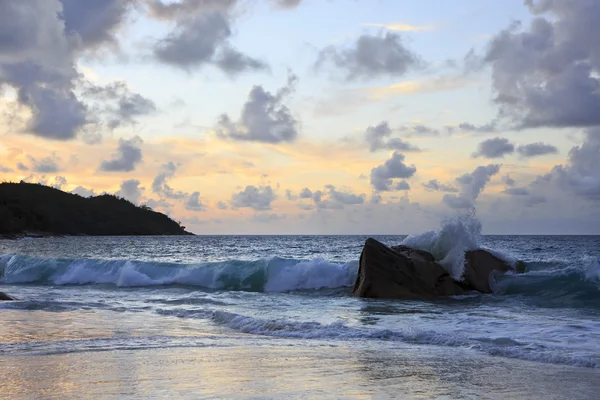 Olas al atardecer en la playa de Anse Lazio — Foto de Stock