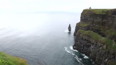 Anne ve Atlantik Okyanusu 'nun Kayalıkları.