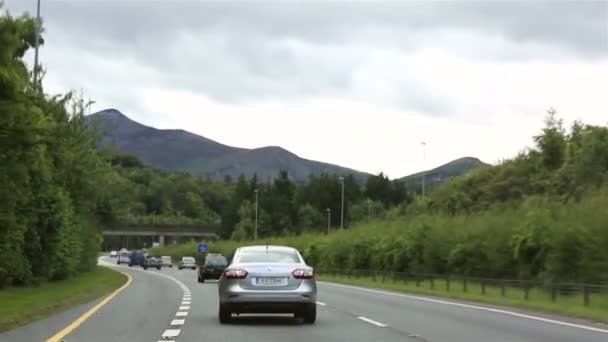 乘汽车旅行在爱尔兰的道路上. — 图库视频影像