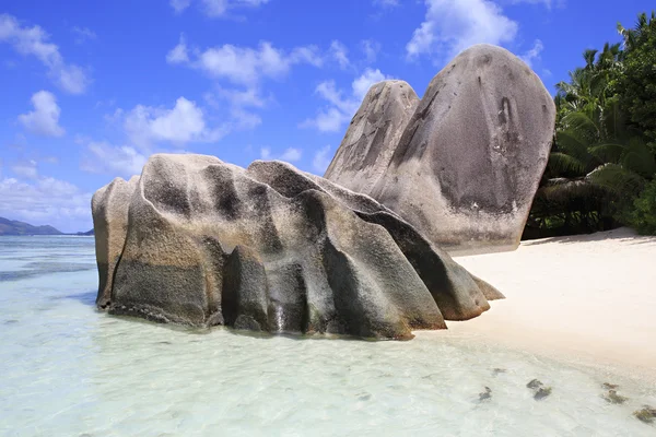 Beaux énormes blocs de granit sur la plage Anse Source DArgent — Photo