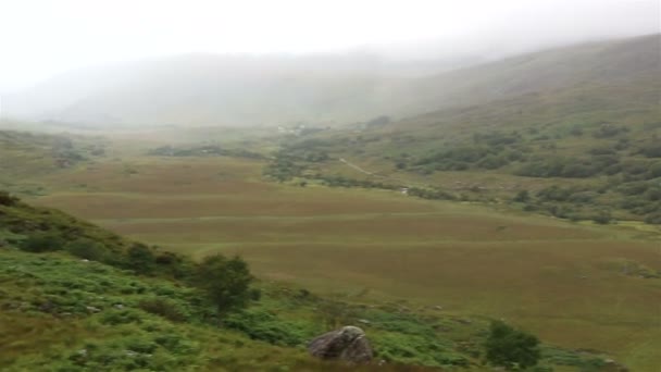 Panorama de montañas y valles verdes . — Vídeos de Stock