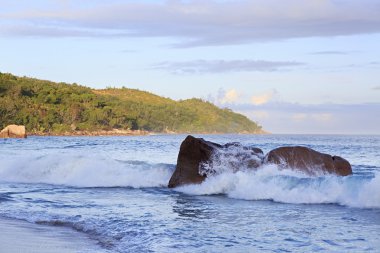 Granit kayalar Hint Okyanusu üzerinde plaj, Anse Lazio.