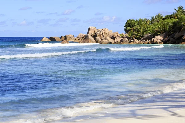 Hermoso Océano Índico en la playa Anse Cocos . — Foto de Stock