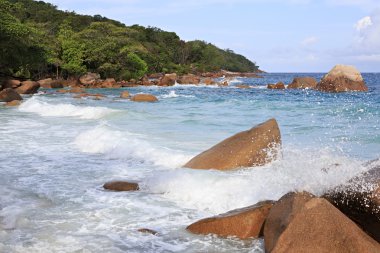 Dalgalar sahilde Anse Lazio.