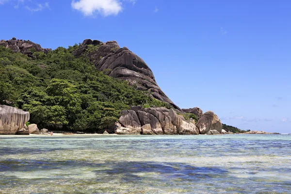 Mooie grote granieten keien op het strand van Anse bron Dargent — Stockfoto