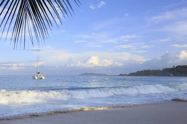 Salida del sol en la playa Anse Lazio — Foto de Stock