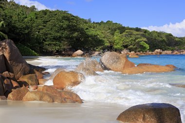 Güzel Granit kayalar Hint Okyanusu üzerinde plaj, Anse Lazio.