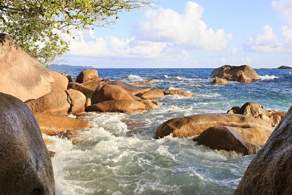 Rocas de granito en el Océano Índico en la playa de Anse Lazio . — Foto de Stock