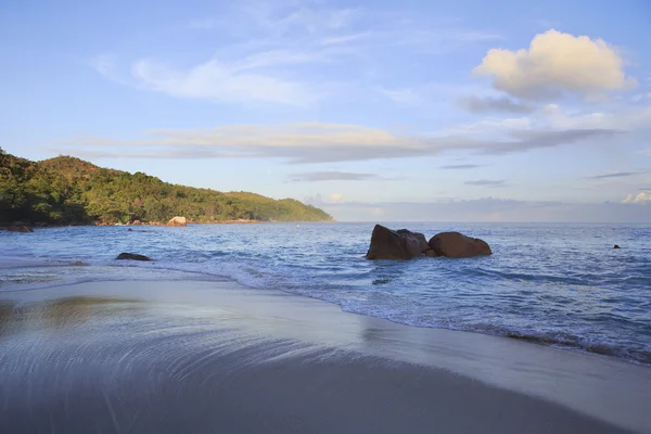 Zonsopgang op het strand van Anse Lazio — Stockfoto