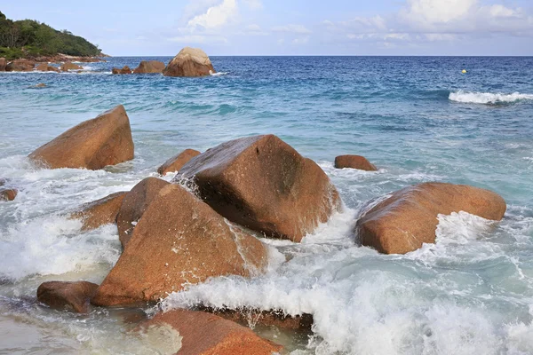 Granieten rotsen in de Indische Oceaan op het strand van Anse Lazio. — Stockfoto