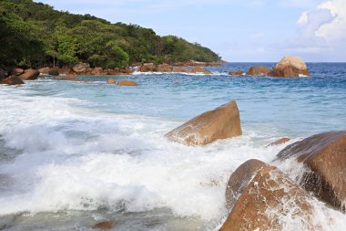 Anse Lazio dalgalar üzerinde güzel plaj.