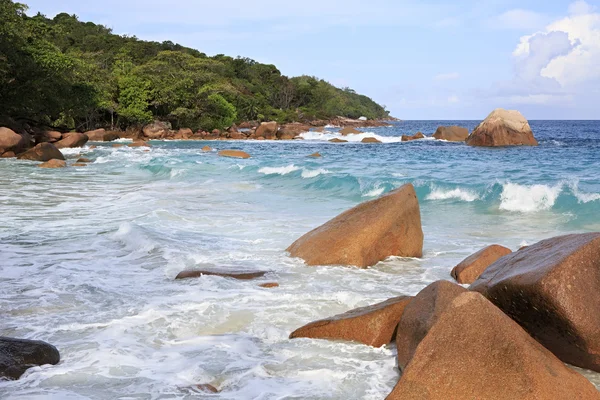 Mooie granieten rotsen in de Indische Oceaan op het strand van Anse Lazio. — Stockfoto