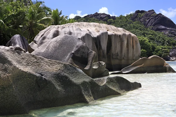 Enorme granieten rotsen op het strand van Anse bron Dargent — Stockfoto