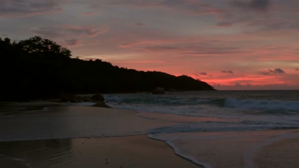 Panorama zonsondergang op het strand van Anse Lazio. — Stockvideo