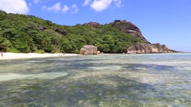 Schöner Strand anse source dargent. — Stockvideo