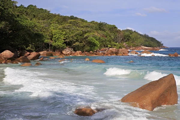 Prachtige Indische Oceaan en het strand van Anse Lazio. — Stockfoto