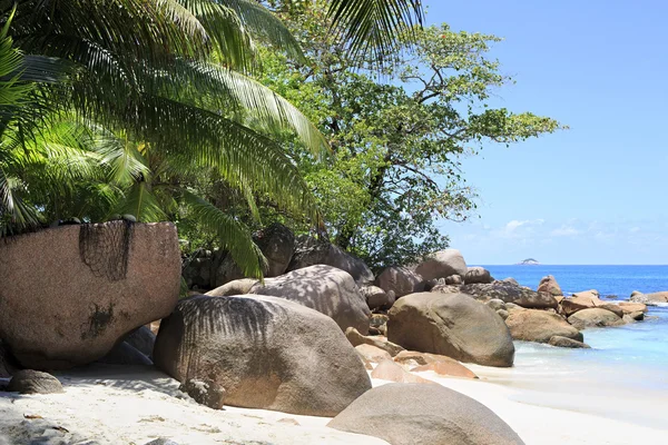 Grote granieten keien in Indische Oceaan op het strand van Anse Lazio. — Stockfoto