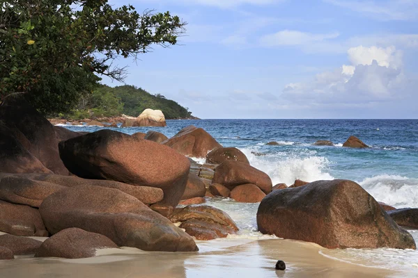 Grandes rocas de granito en el Océano Índico en la playa de Anse Lazio . — Foto de Stock